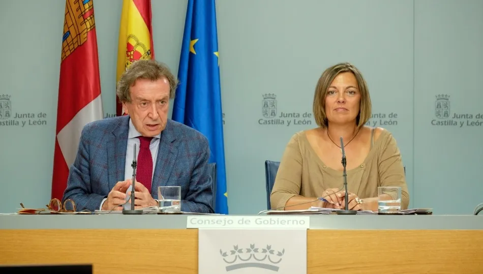 El vicepresidente y consejero de la Presidencia, José Antonio de Santiago-Juaréz, junto a Milagros Marcos, consejera portavoz