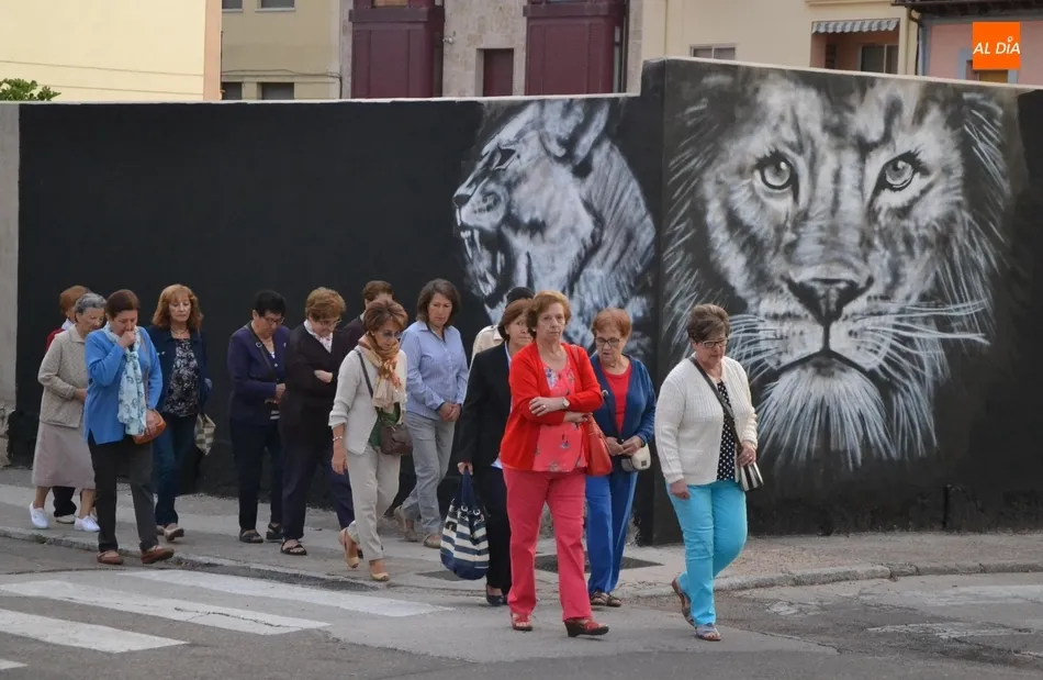 Un centenar de fieles madruga para rezar el Rosario de la Aurora por las calles de San Andrés  