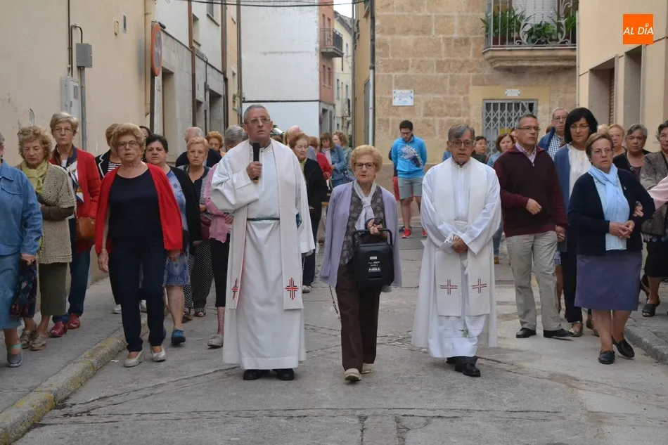Foto 11 - Un centenar de fieles madruga para rezar el Rosario de la Aurora por las calles de San Andr&eacute;s  