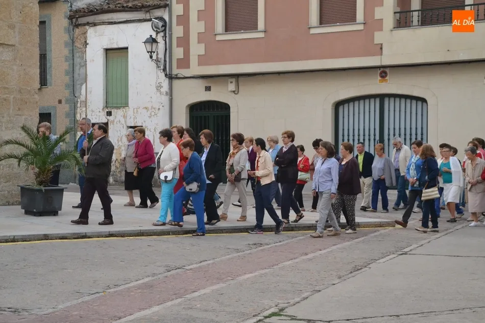 Foto 9 - Un centenar de fieles madruga para rezar el Rosario de la Aurora por las calles de San Andr&eacute;s  