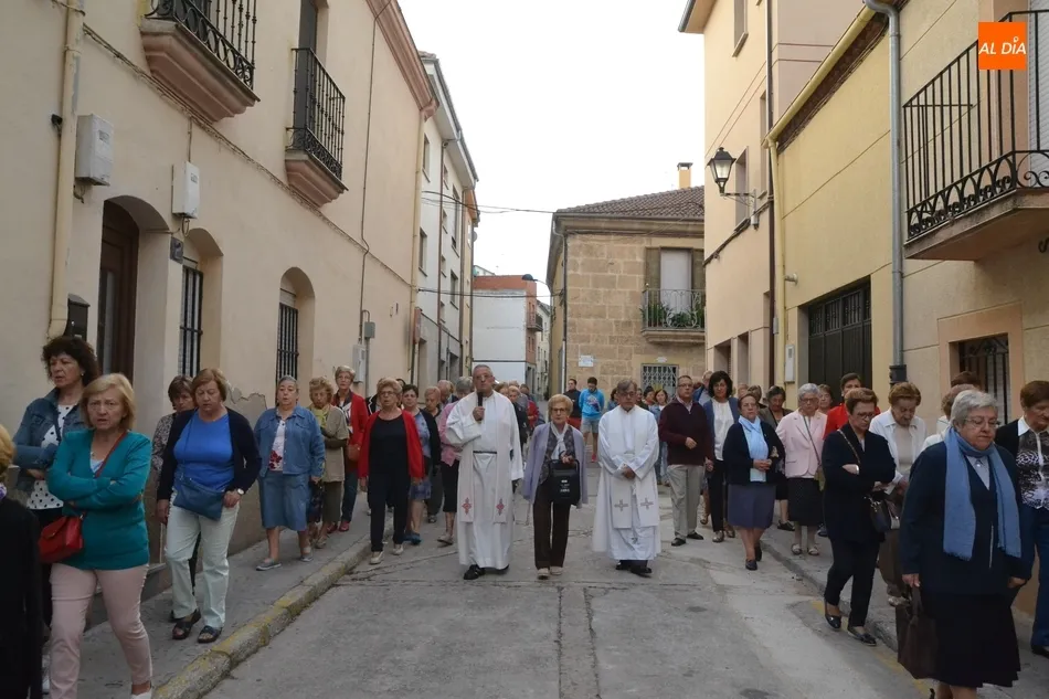 Foto 10 - Un centenar de fieles madruga para rezar el Rosario de la Aurora por las calles de San Andr&eacute;s  