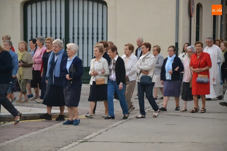 Foto 6 - Un centenar de fieles madruga para rezar el Rosario de la Aurora por las calles de San Andr&eacute;s  