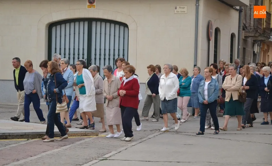 Foto 8 - Un centenar de fieles madruga para rezar el Rosario de la Aurora por las calles de San Andr&eacute;s  