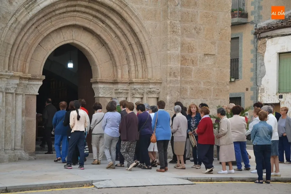 Foto 4 - Un centenar de fieles madruga para rezar el Rosario de la Aurora por las calles de San Andr&eacute;s  