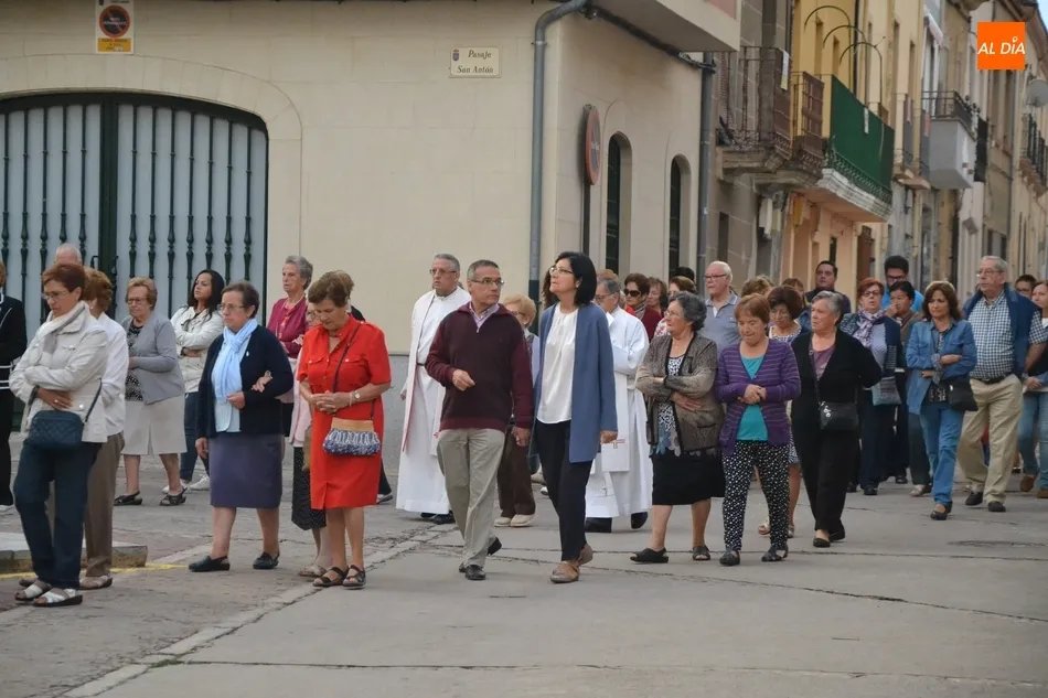 Foto 5 - Un centenar de fieles madruga para rezar el Rosario de la Aurora por las calles de San Andr&eacute;s  