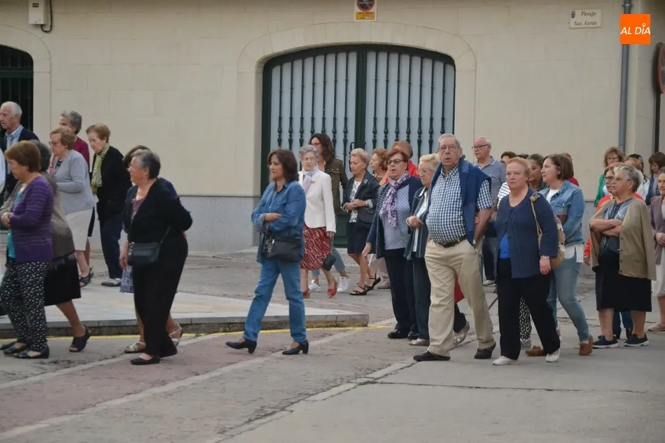 Foto 3 - Un centenar de fieles madruga para rezar el Rosario de la Aurora por las calles de San Andr&eacute;s  