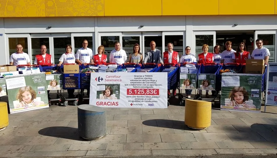 El presidente provincial de Cruz Roja, Jesús Juanes, en el centro, en el acto de entrega del cheque de la Fundación Carrefour en Salamanca