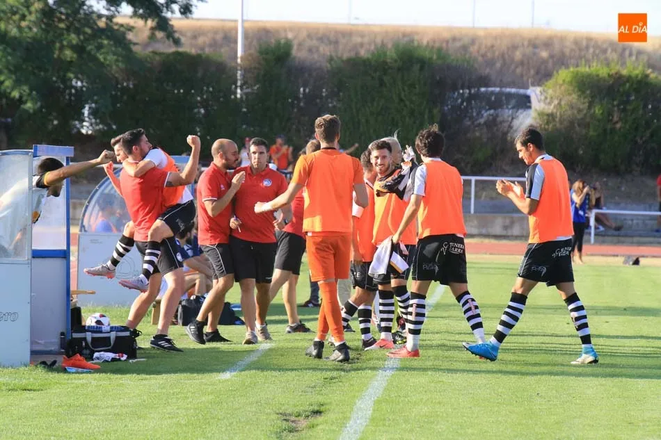 El banquillo de Unionistas celebra el gol ante el Pontevedra