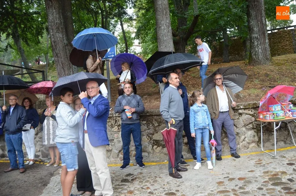 Foto 11 - La lluvia desluce las celebraciones en El Casta&ntilde;ar y la procesi&oacute;n se suspende hasta el pr&oacute;ximo...