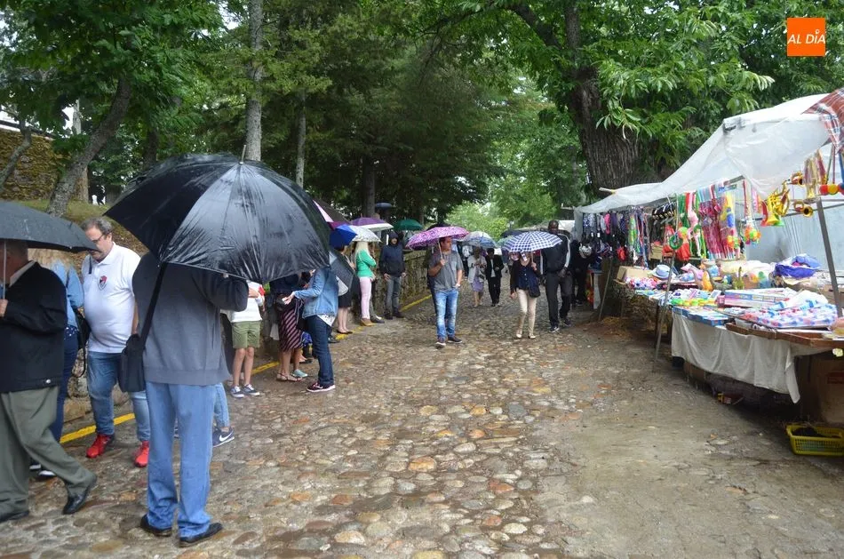 Foto 10 - La lluvia desluce las celebraciones en El Casta&ntilde;ar y la procesi&oacute;n se suspende hasta el pr&oacute;ximo...