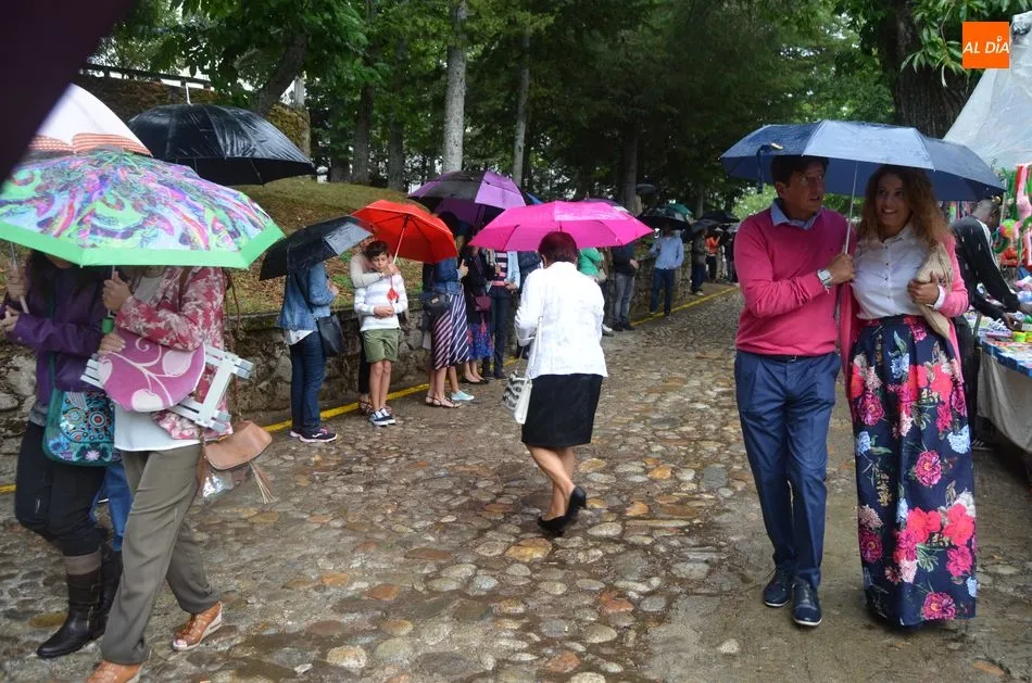 Foto 9 - La lluvia desluce las celebraciones en El Casta&ntilde;ar y la procesi&oacute;n se suspende hasta el pr&oacute;ximo...