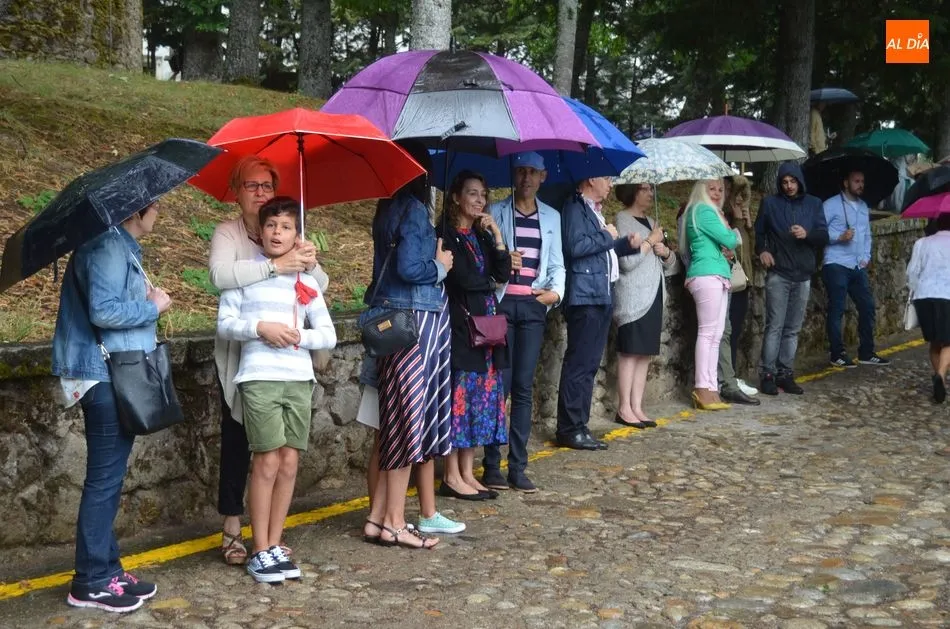Foto 8 - La lluvia desluce las celebraciones en El Casta&ntilde;ar y la procesi&oacute;n se suspende hasta el pr&oacute;ximo...