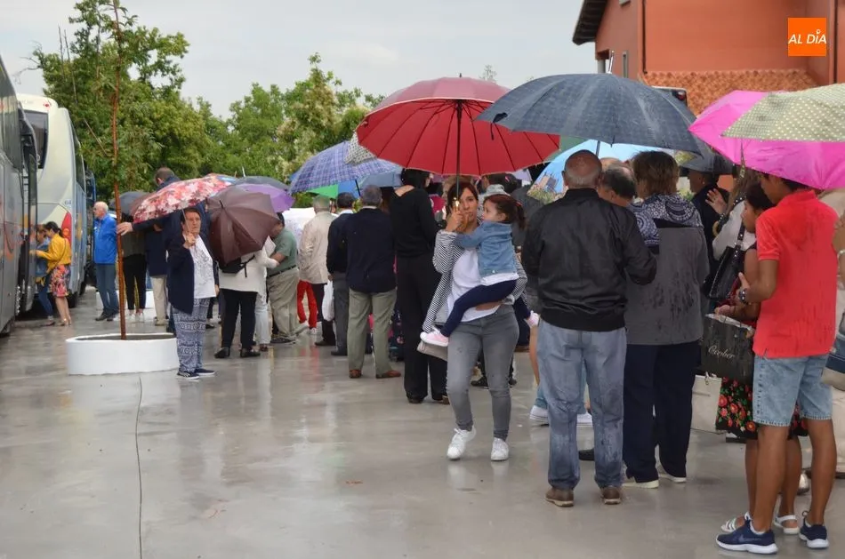 Foto 7 - La lluvia desluce las celebraciones en El Casta&ntilde;ar y la procesi&oacute;n se suspende hasta el pr&oacute;ximo...