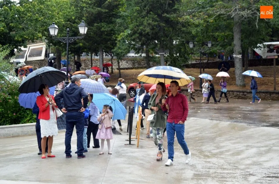 Foto 5 - La lluvia desluce las celebraciones en El Casta&ntilde;ar y la procesi&oacute;n se suspende hasta el pr&oacute;ximo...