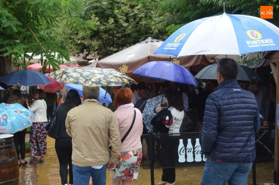 Foto 4 - La lluvia desluce las celebraciones en El Casta&ntilde;ar y la procesi&oacute;n se suspende hasta el pr&oacute;ximo...
