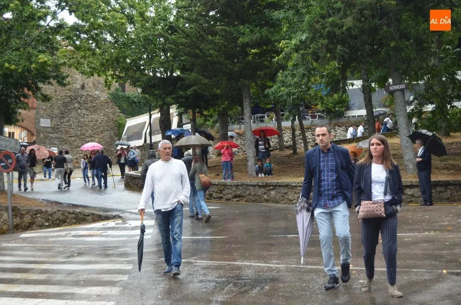 Foto 3 - La lluvia desluce las celebraciones en El Casta&ntilde;ar y la procesi&oacute;n se suspende hasta el pr&oacute;ximo...