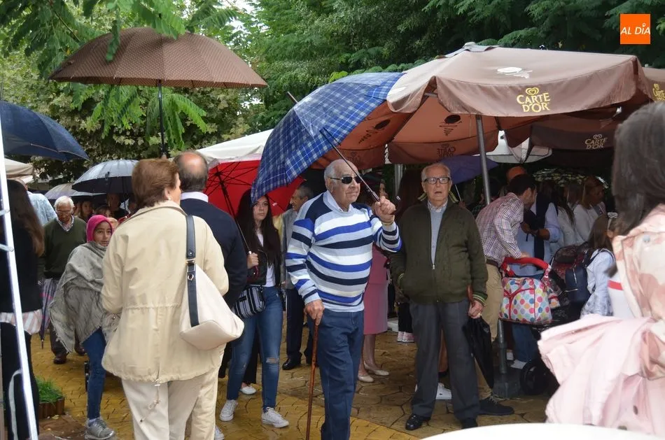 Foto 6 - La lluvia desluce las celebraciones en El Casta&ntilde;ar y la procesi&oacute;n se suspende hasta el pr&oacute;ximo...