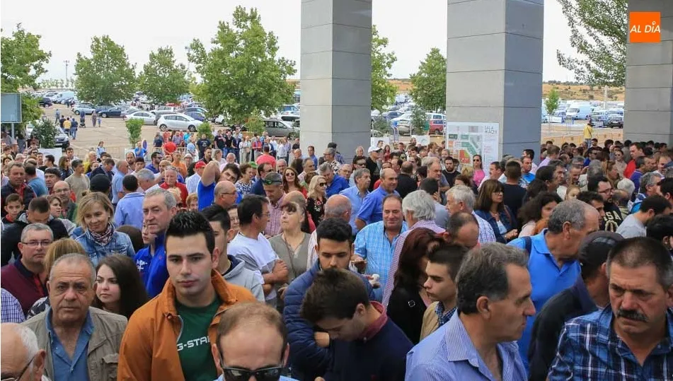 El público más madrugador hace cola para entrar a Salamaq