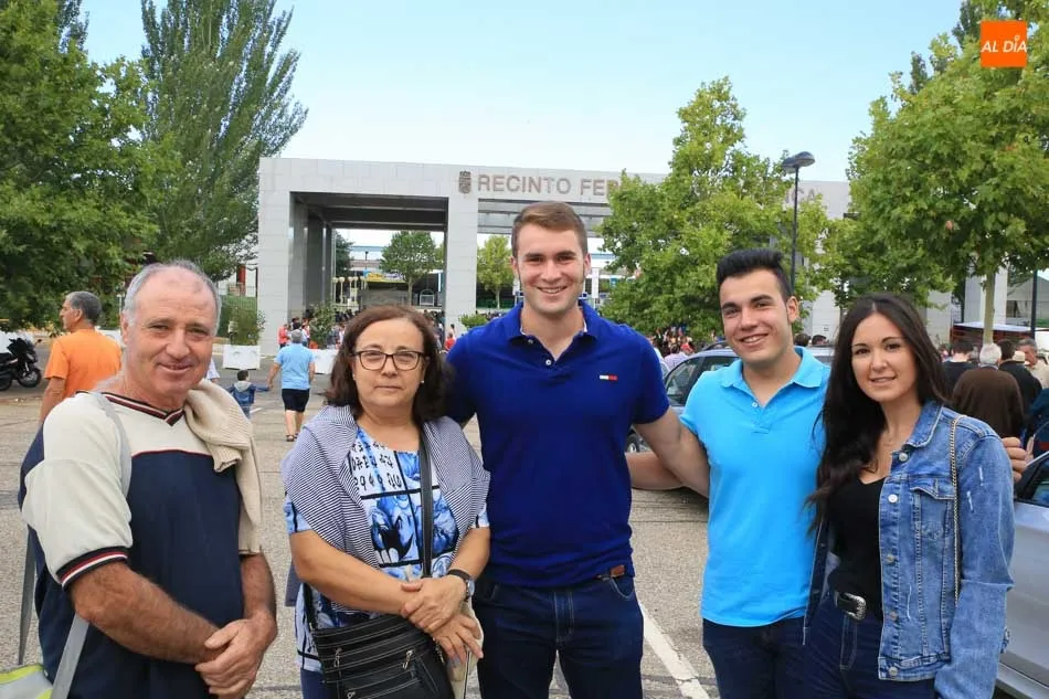 Foto 8 - El p&uacute;blico m&aacute;s madrugador hace cola para entrar a Salamaq