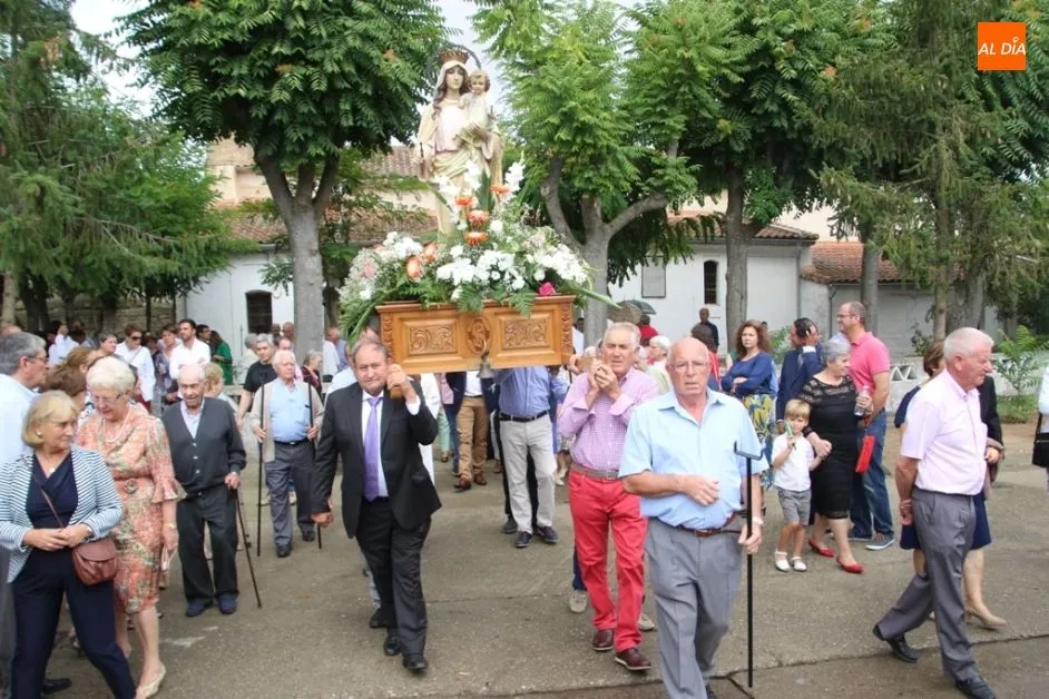 Nuestra Señora de Navales a su salida de la iglesia