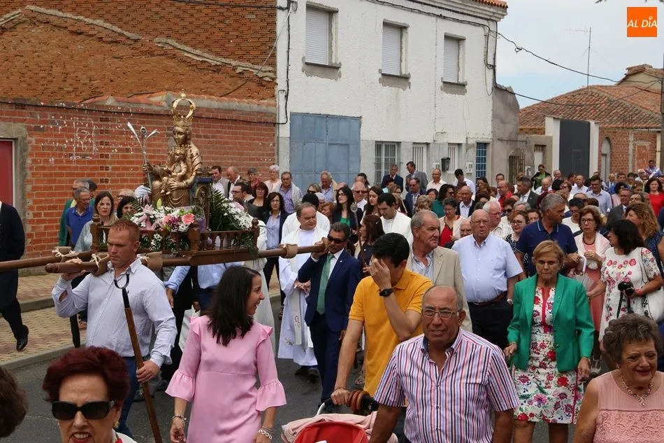 Foto 10 - Villoria rinde honores a la Virgen de la Vega