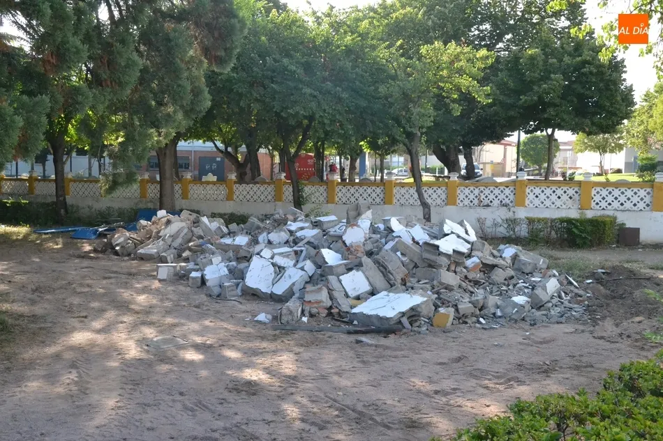 Derribados los urinarios del Parque de La Florida  