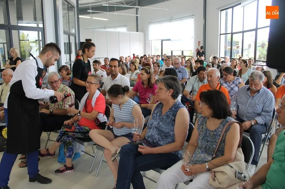 Público participante en el showcooking y cata dirigida de Salamanca en Bandeja, en el Pabellón Circular II de Salamaq