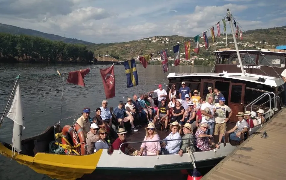 La Asociación de Vecinos del Barrio Nuevo lleva de crucero por el Duero a 40 personas  