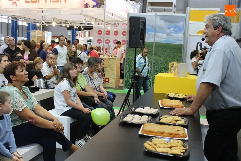 Numeroso público en la demostración de elaboración de unas ricas pastas artesanales