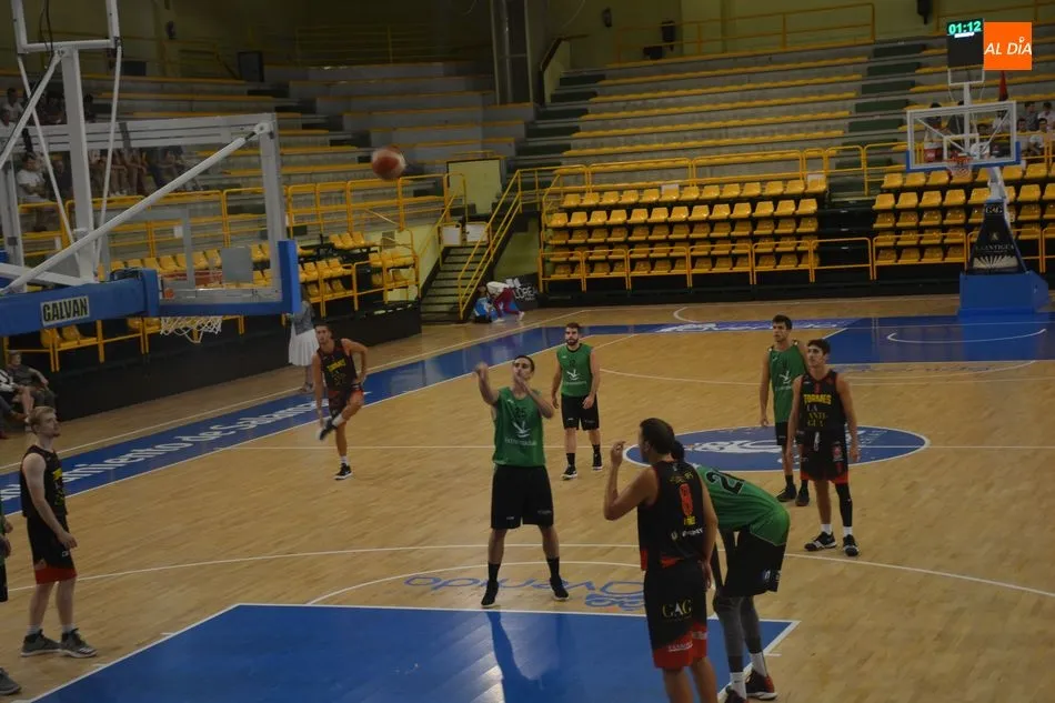 Foto 7 - El Queser&iacute;a La Antigua CB Tormes cae en su debut con el Extremadura Plasencia (71-82)
