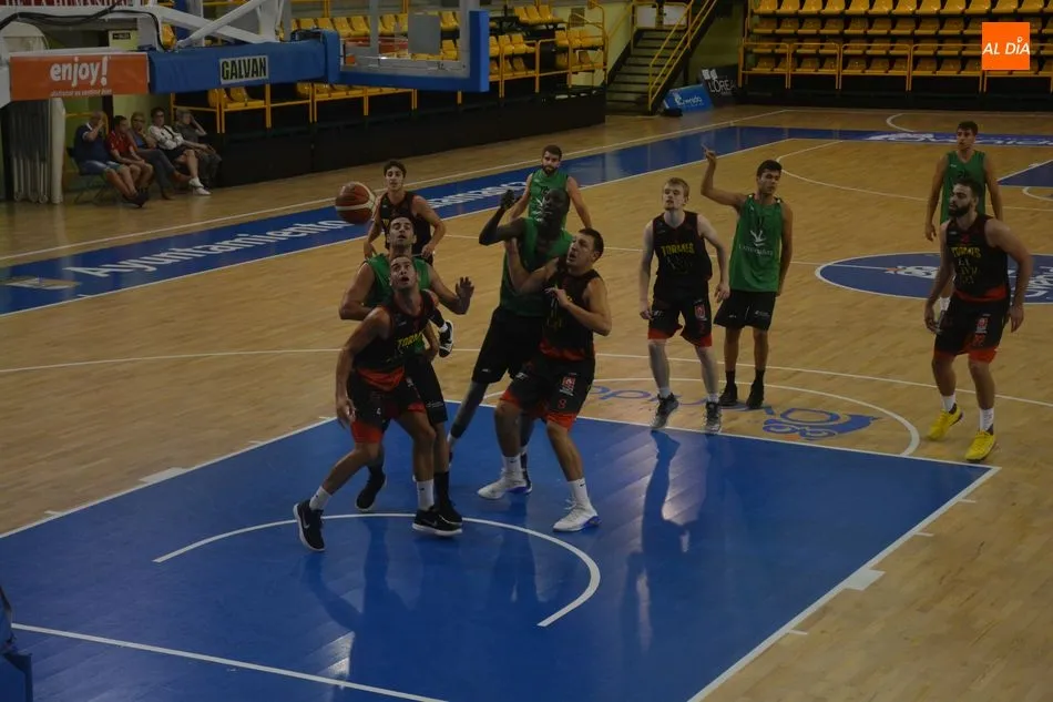 Foto 3 - El Queser&iacute;a La Antigua CB Tormes cae en su debut con el Extremadura Plasencia (71-82)