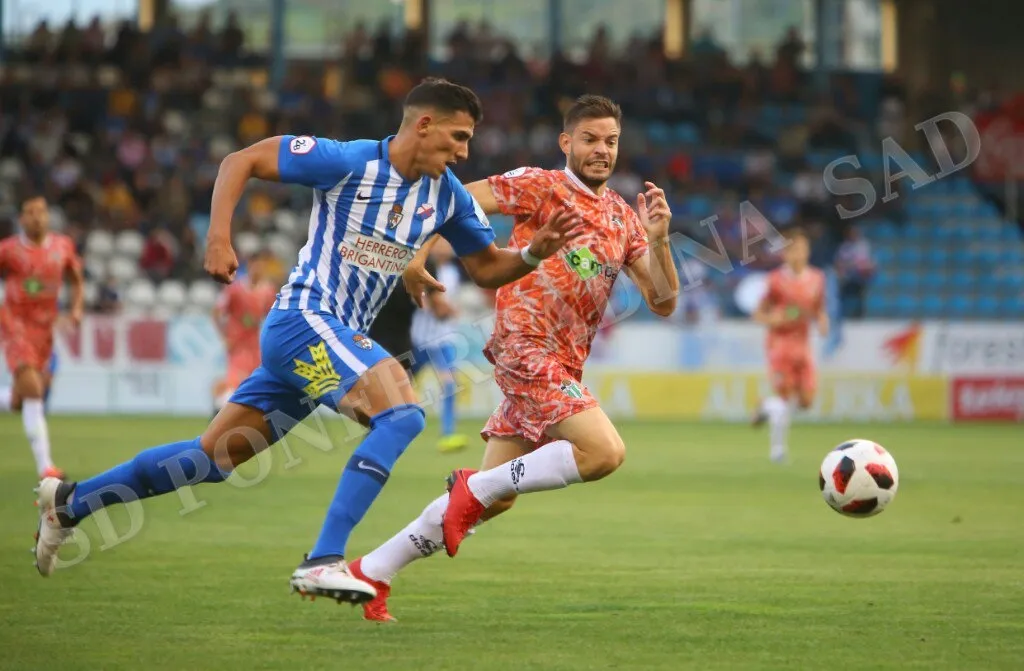 Foto 3 - Un solitario gol de la SD Ponferradina derrota al CD Guijuelo (1-0)