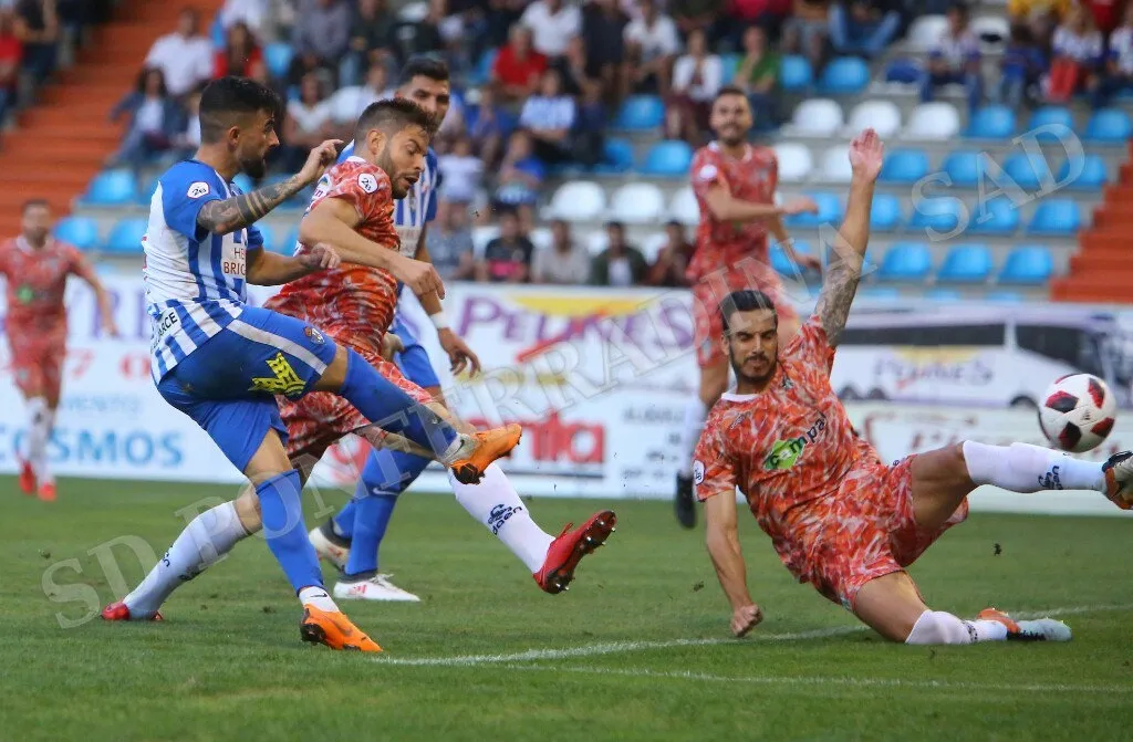 Foto 2 - Un solitario gol de la SD Ponferradina derrota al CD Guijuelo (1-0)