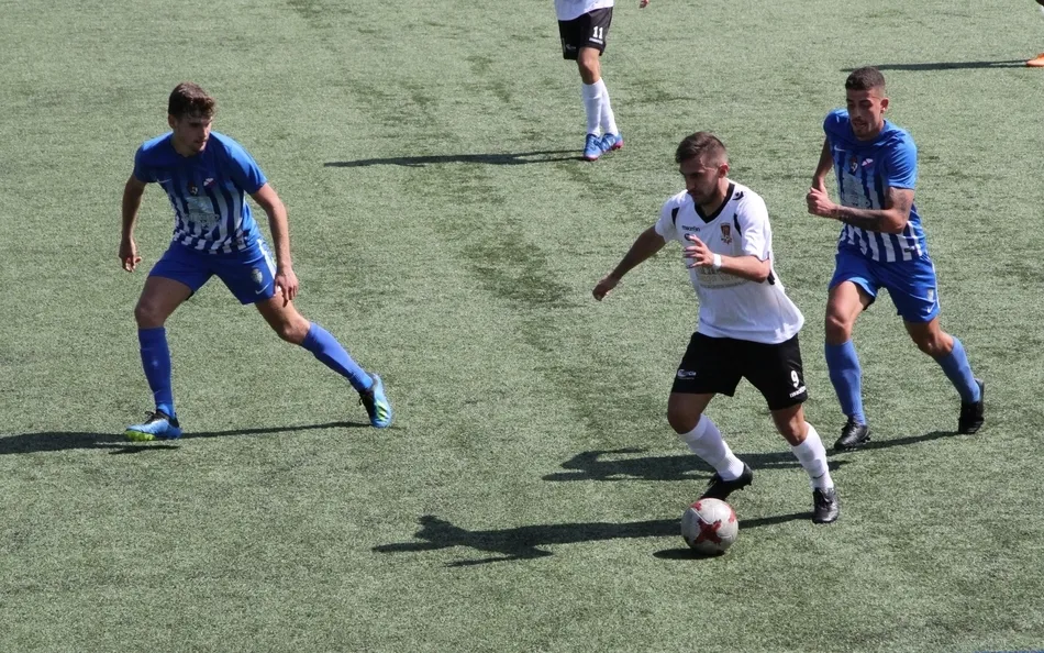 Foto 5 - La Ponferradina B se lleva el duelo m&aacute;s virginal del curso frente a un Ciudad Rodrigo tierno y con ...