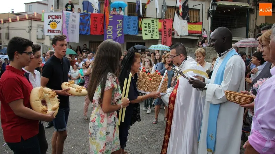 La Virgen del Árbol recibía este año seis roscas de las Madrinas