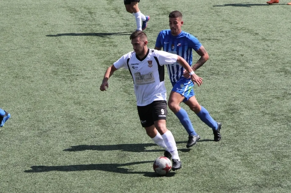 Foto 4 - La Ponferradina B se lleva el duelo m&aacute;s virginal del curso frente a un Ciudad Rodrigo tierno y con ...