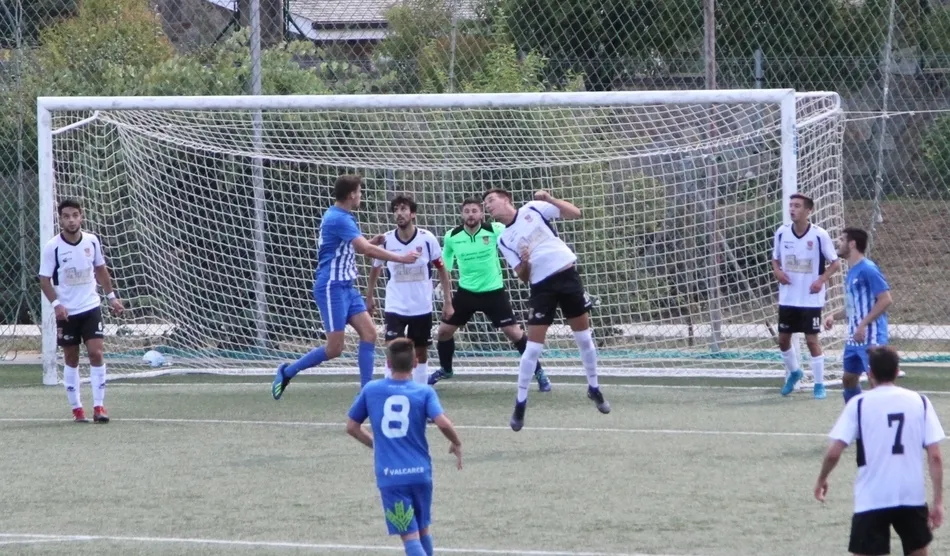 Foto 2 - La Ponferradina B se lleva el duelo m&aacute;s virginal del curso frente a un Ciudad Rodrigo tierno y con ...