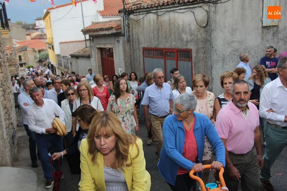 Foto 8 - Las Madrinas entregan en ofrenda seis roscas a la Virgen del &Aacute;rbol  
