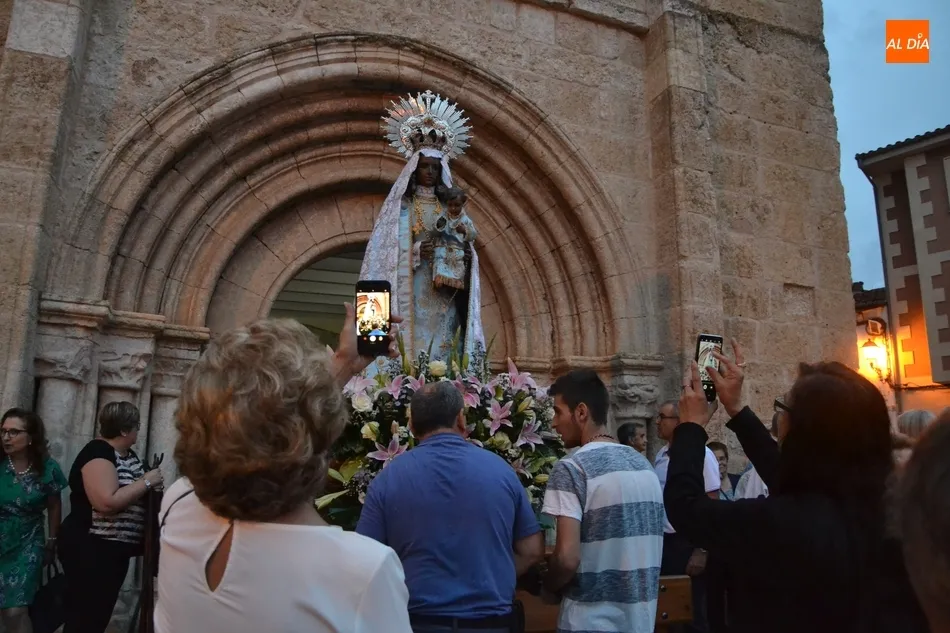 Foto 9 - La Virgen de la Pe&ntilde;a esquiva la lluvia con un trayecto recortado para evitar riesgos  