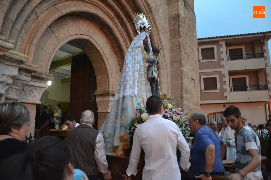 Foto 8 - La Virgen de la Pe&ntilde;a esquiva la lluvia con un trayecto recortado para evitar riesgos  