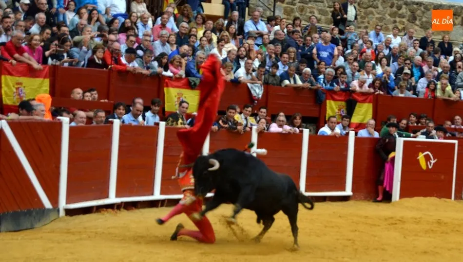 Susto con El Capea en su segundo de la tarde del que recibe un fuerte golpe, afortunadamente sin...