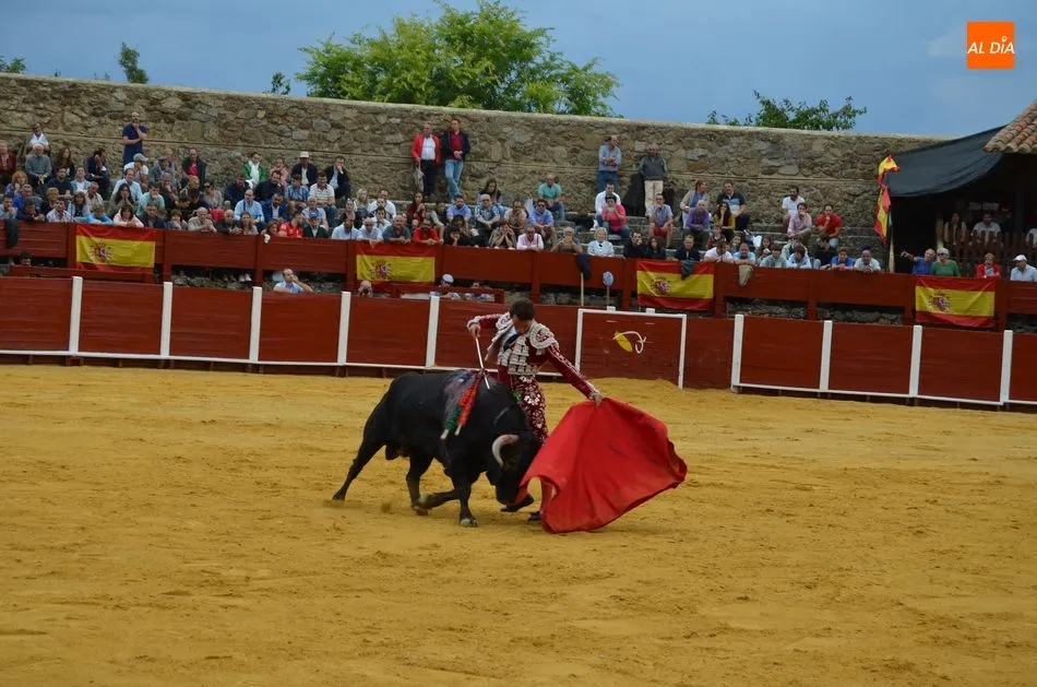 Foto 7 - Susto con El Capea en su segundo de la tarde del que recibe un fuerte golpe, afortunadamente sin...