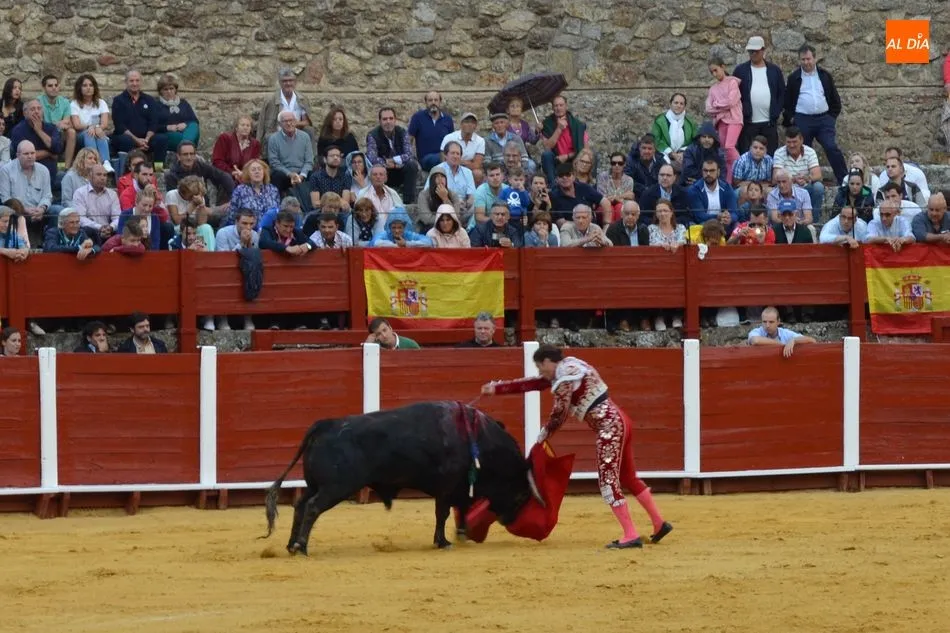 Foto 5 - Susto con El Capea en su segundo de la tarde del que recibe un fuerte golpe, afortunadamente sin...