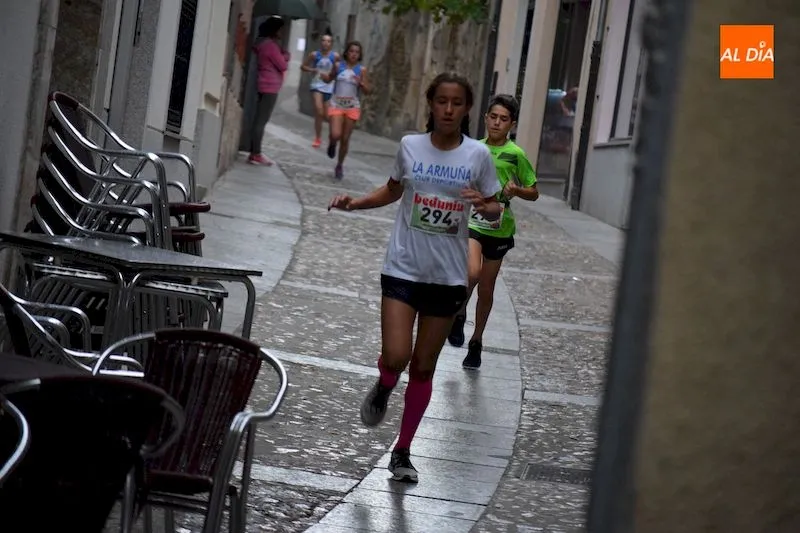 Foto 11 - Alberto Dom&iacute;nguez y Elena G&oacute;mez vencen en una carrera nocturna pasada por agua