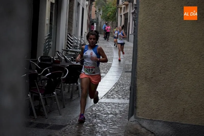 Foto 9 - Alberto Dom&iacute;nguez y Elena G&oacute;mez vencen en una carrera nocturna pasada por agua