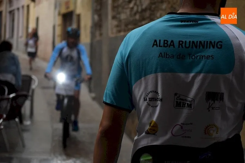 Foto 8 - Alberto Dom&iacute;nguez y Elena G&oacute;mez vencen en una carrera nocturna pasada por agua