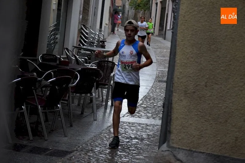 Foto 5 - Alberto Dom&iacute;nguez y Elena G&oacute;mez vencen en una carrera nocturna pasada por agua