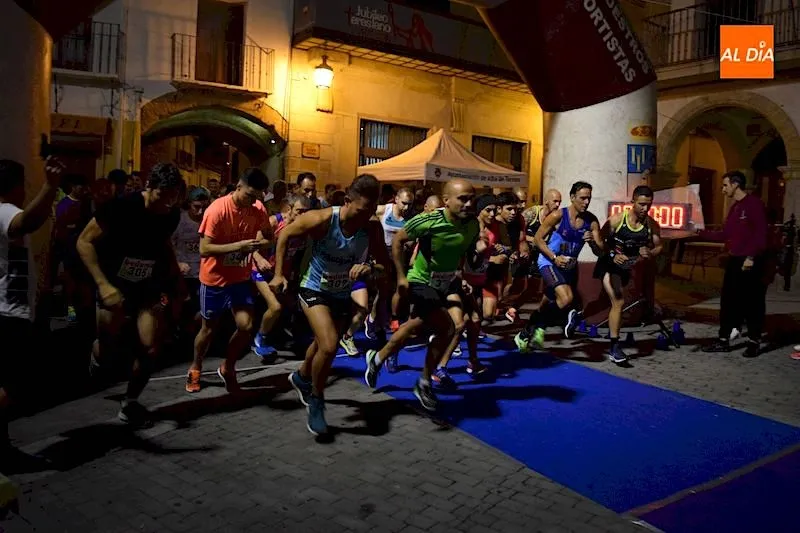 Momento de la salida de la carrera nocturna en categoría absoluta
