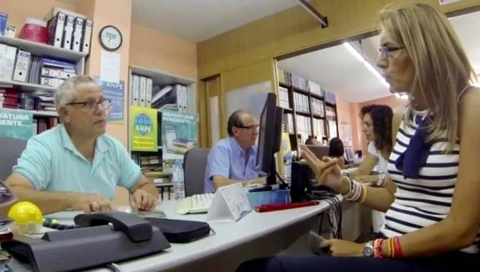 Actividad en la sede de Anpe Salamanca, donde facilitan información a los docentes sobre los cursos de formación