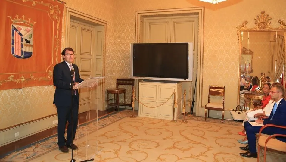 El alcalde de Salamanca, Alfonso Fernández Mañueco, en la presentación del acuerdo con la USAL para impulsar un nuevo programa para retener el talento. Foto de Alberto Martín